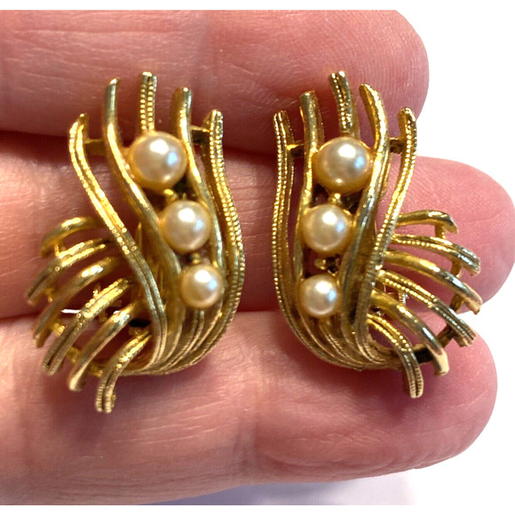 Lisner Clip On Earrings Textured Gold & Faux Pearl Beads Dressy 70s Vintage - Picture 2 of 7